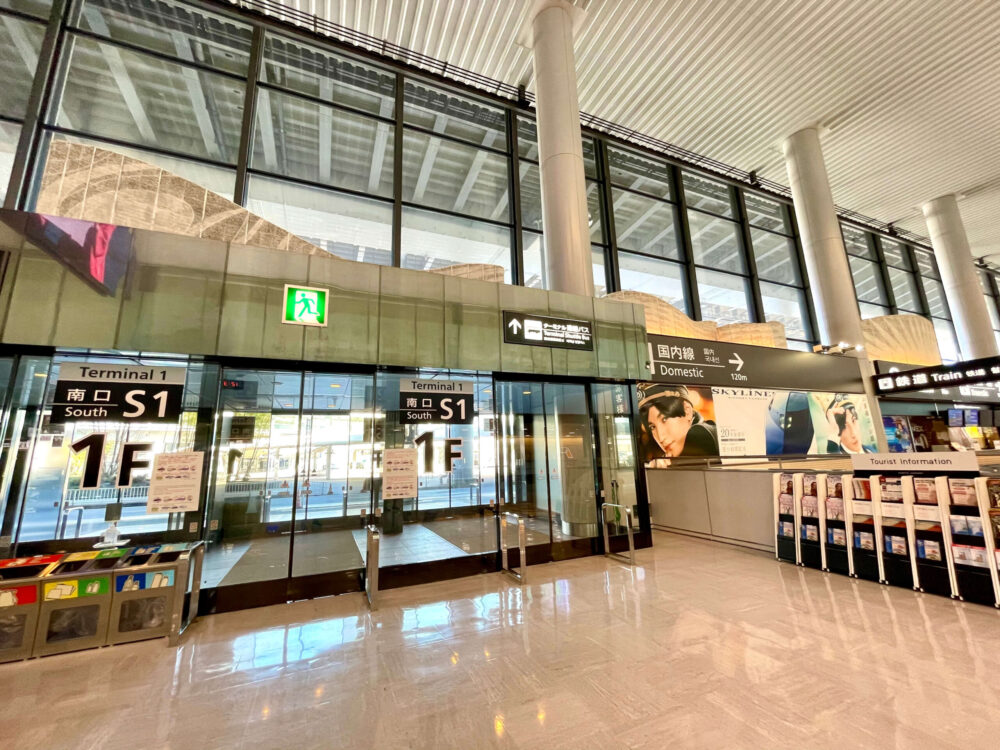 成田国際空港 第1ターミナル バス乗り場への出口