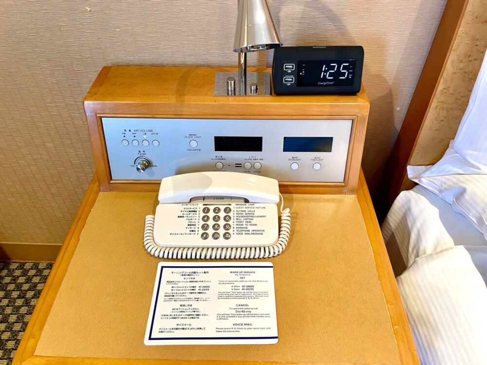 ヒルトン成田 クイーンデラックスルーム 電話と時計