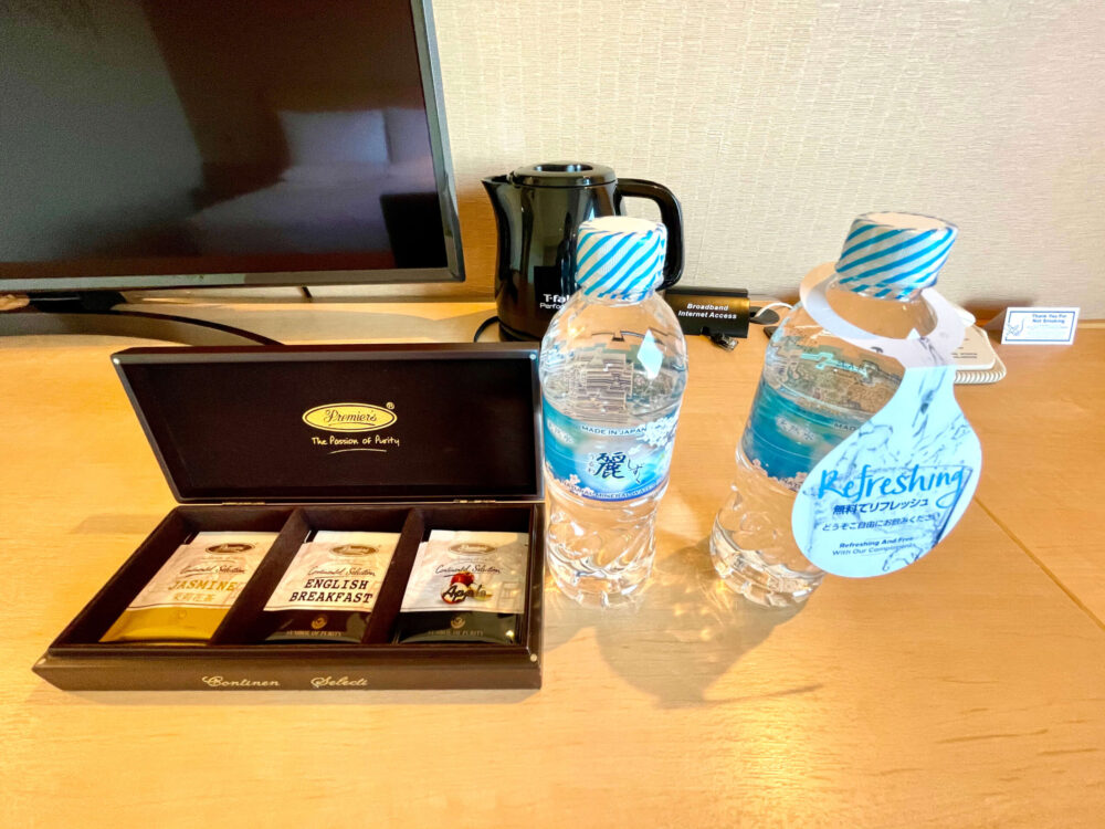 ヒルトン成田 クイーンデラックスルーム 水と紅茶セット