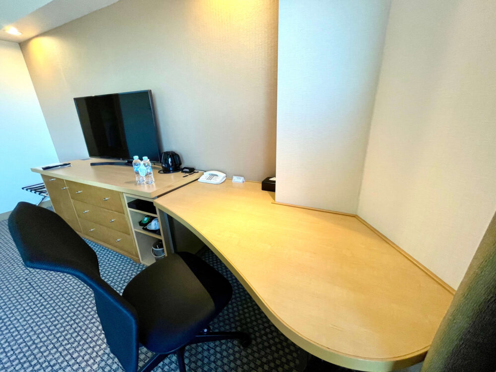 ヒルトン成田 クイーンデラックスルーム デスクとテレビ