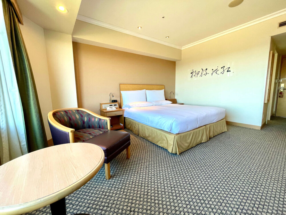 ヒルトン成田 クイーンデラックスルーム 窓側からの全体像