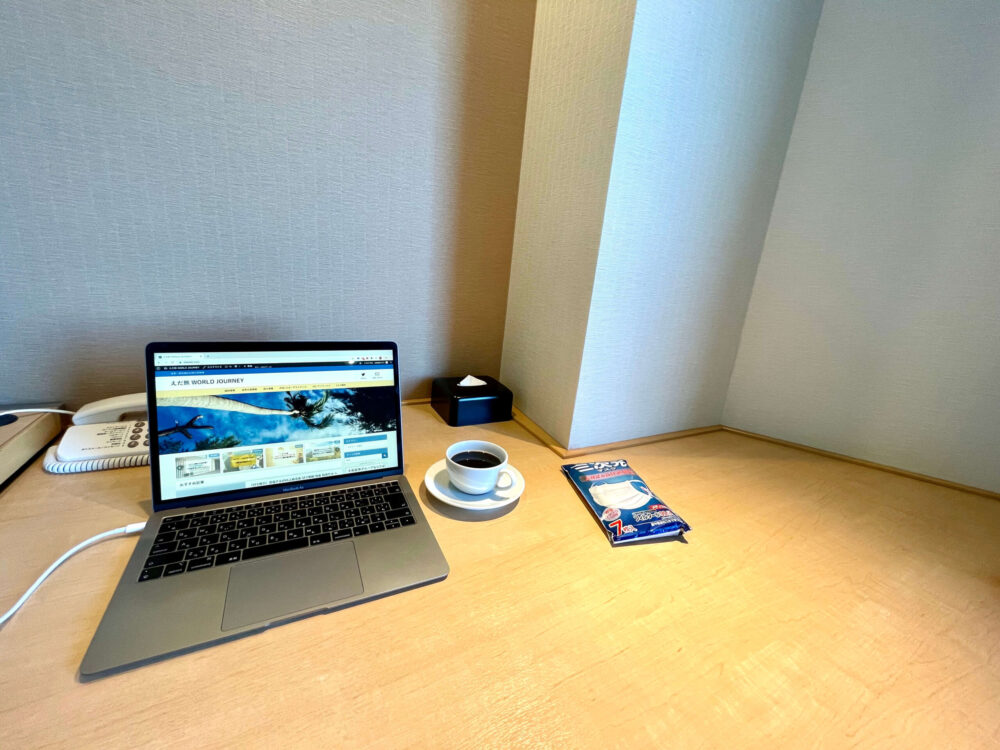 ヒルトン成田 デスクでPC作業