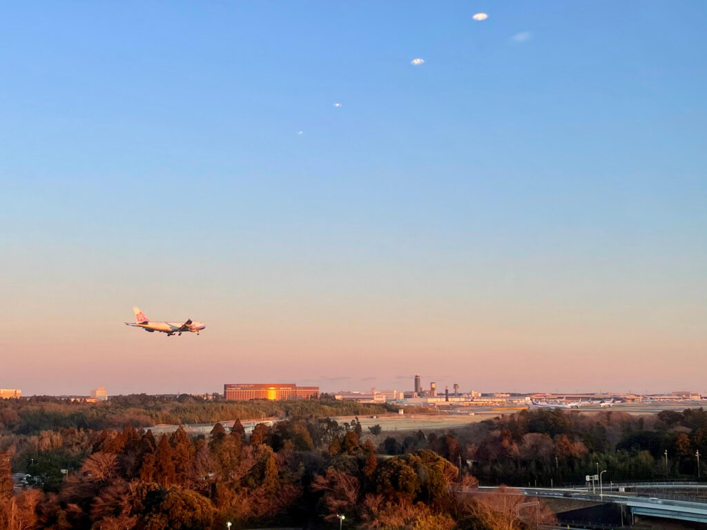 ヒルトン成田 客室からの夕景 成田空港へ向かう飛行機