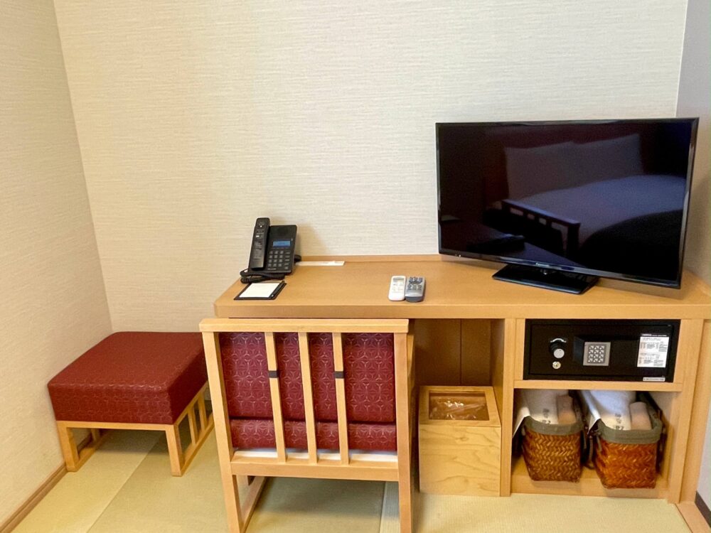 御宿野乃 浅草 客室のデスクとテレビ
