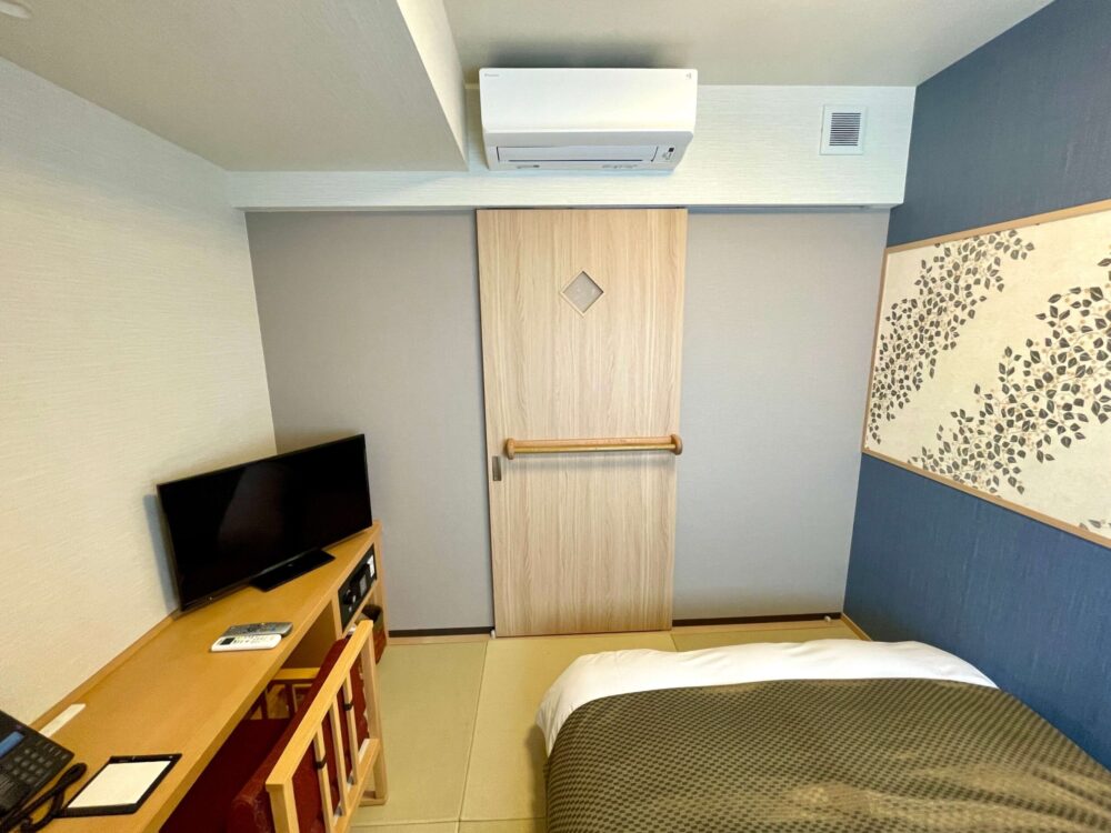 御宿野乃 浅草 ダブルルーム 窓側からの様子