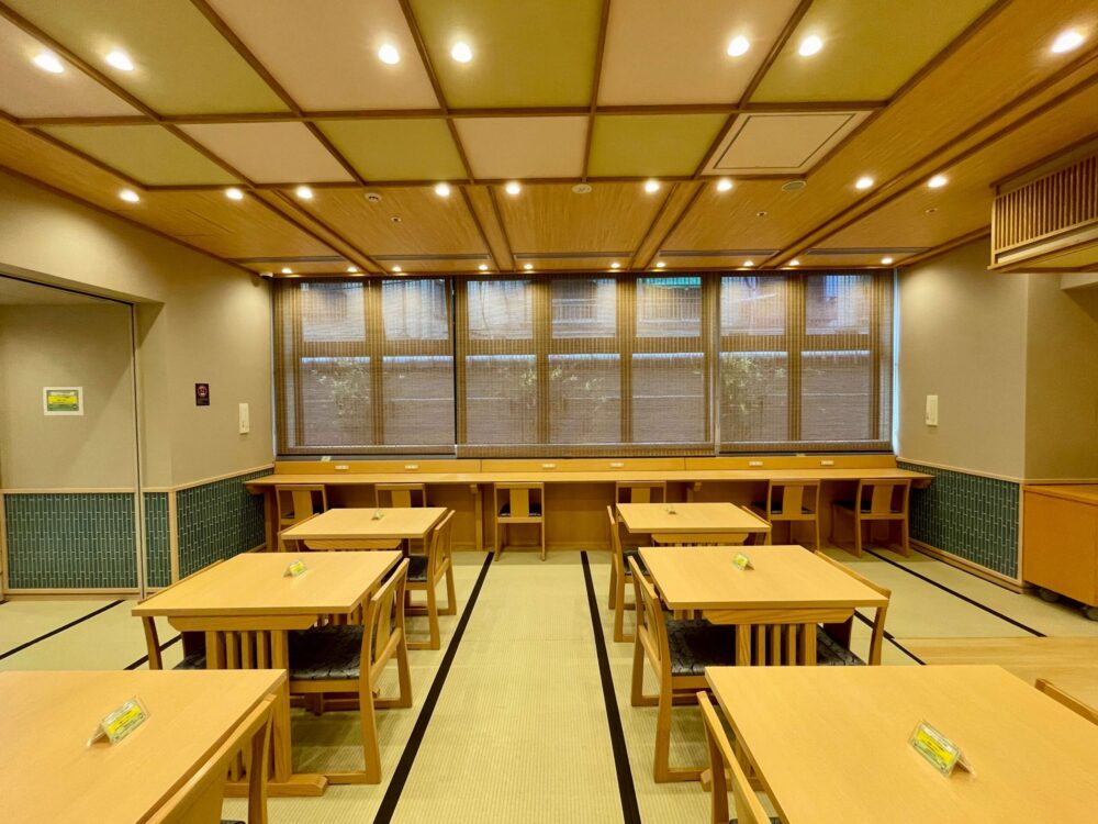 御宿野乃 浅草 Hatagoのテーブル席とカウンター席