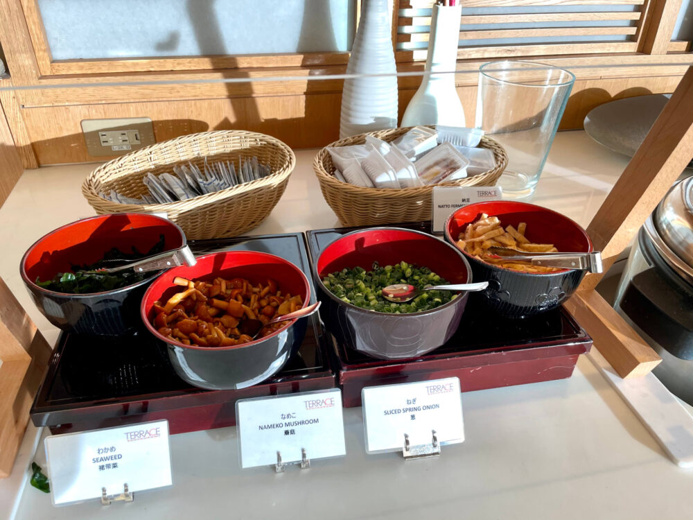ヒルトン成田 朝食ブッフェ お味噌汁の具材と納豆