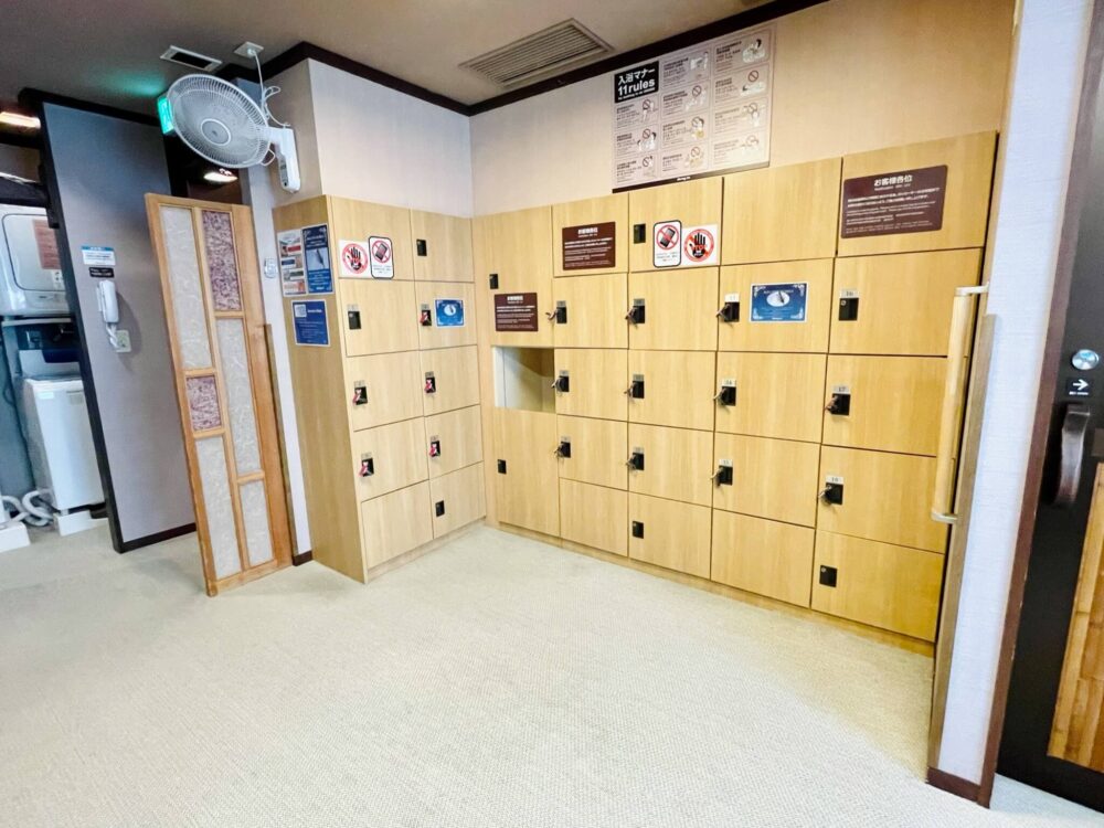 ドーミーインPREMIUM博多 ロッカーの様子