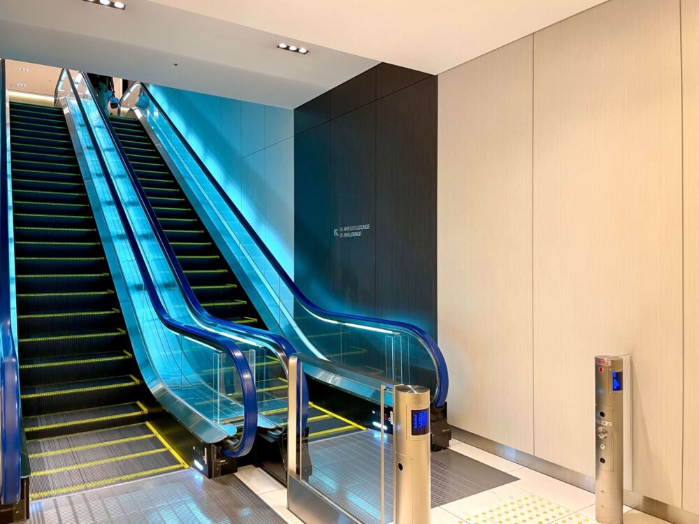 羽田空港 ANAラウンジ(本館南) ラウンジへ続くエスカレーター