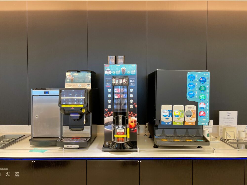 羽田空港 ANAラウンジ(本館南) ソフトドリンクとコーヒーメーカー