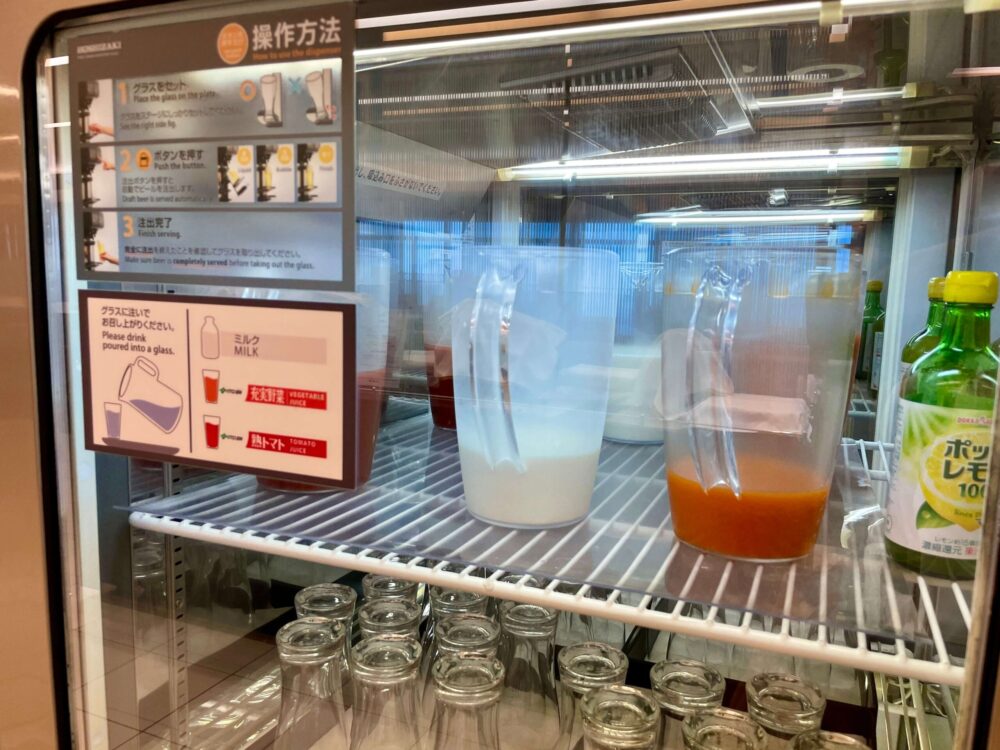 羽田空港 ANAラウンジ(本館南) 牛乳や野菜ジュース