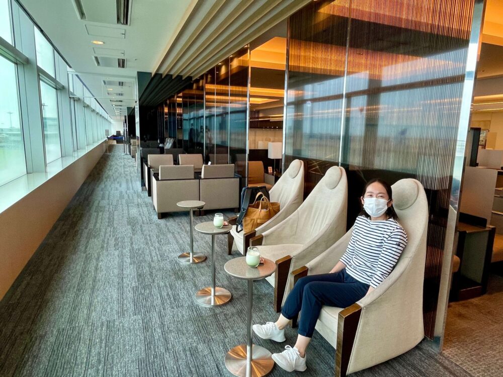 羽田空港 ANAラウンジ(本館南) 窓側席で乾杯