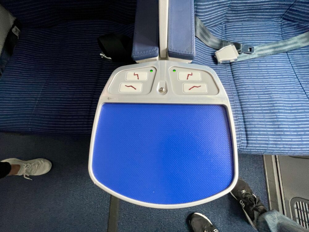 ANA M78 プレミアムクラス座席 中央テーブル