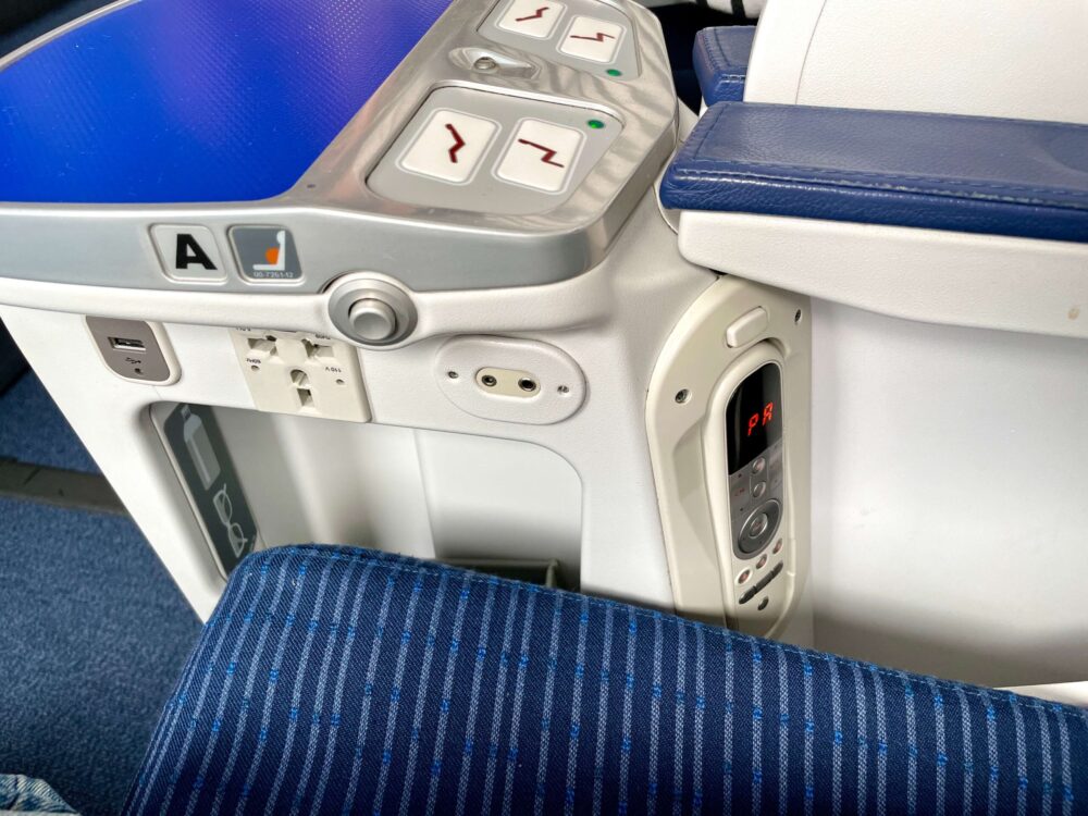 ANA M78 プレミアムクラス サイドテーブル