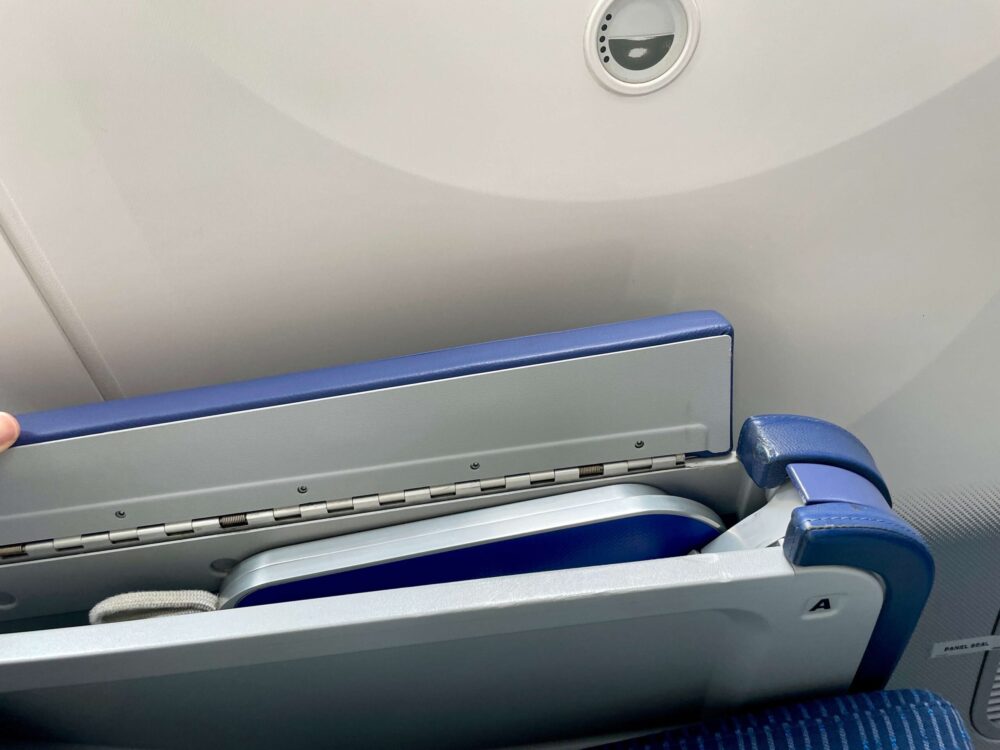 ANA M78 プレミアムクラス メインテーブルの収納