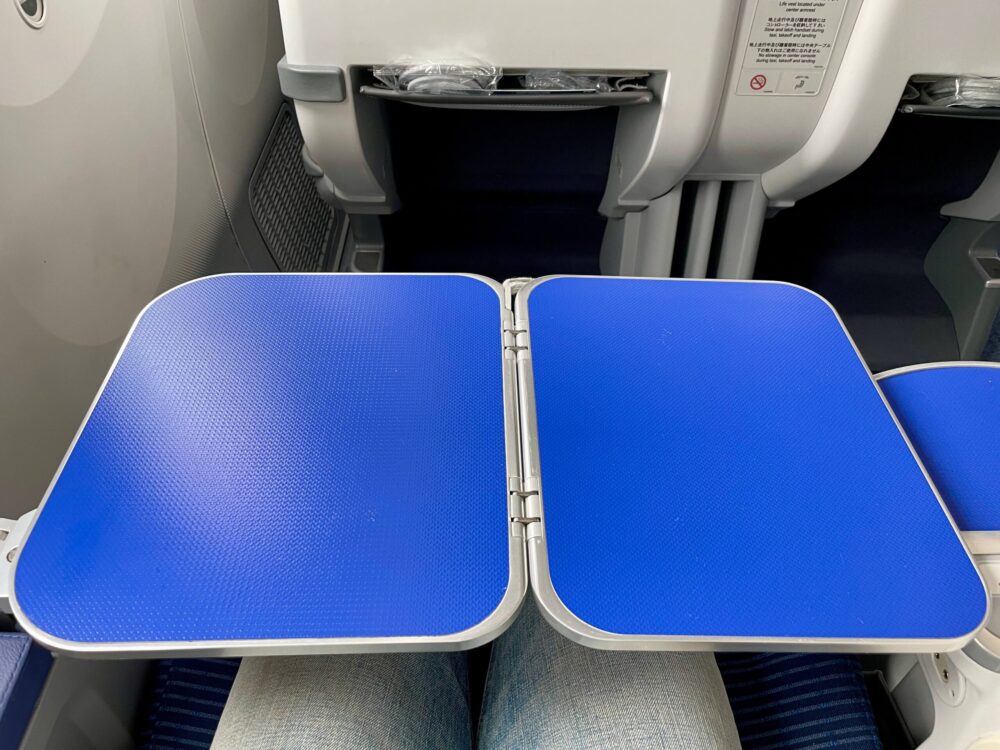 ANA M78 プレミアムクラス メインテーブル出してみた