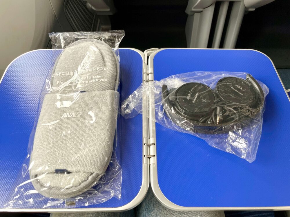 ANA M78 プレミアムクラス アメニティー(スリッパとヘッドホン)