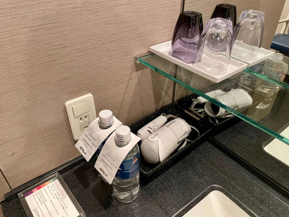 ドーミーインpremium博多 無料のお水 ドライヤーとコップ