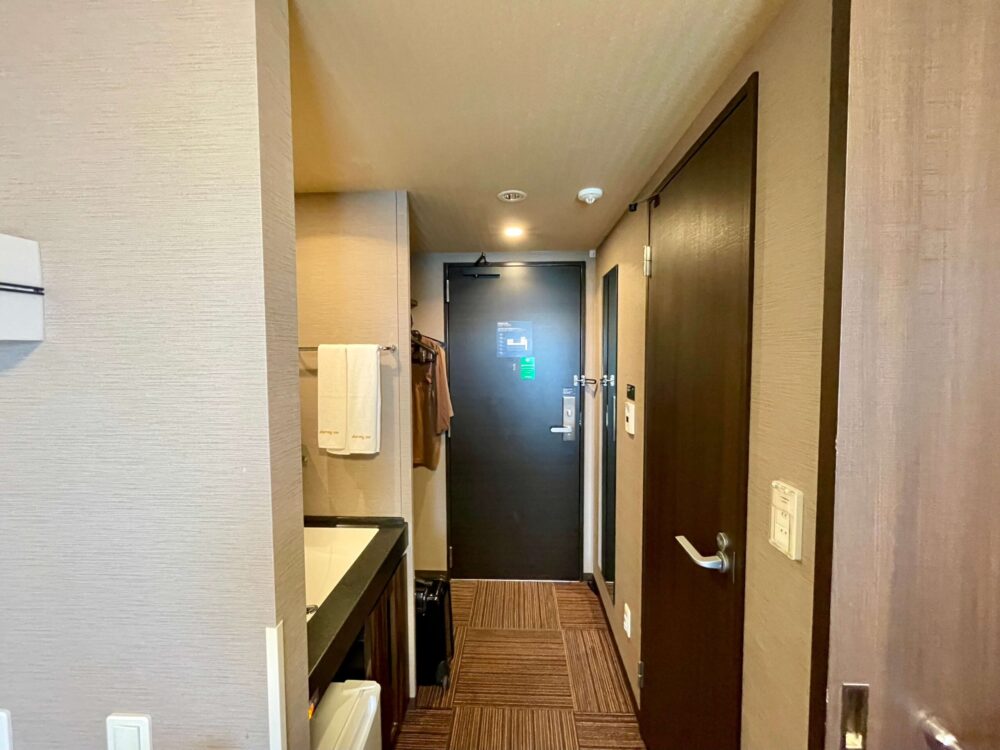 ドーミーインpremium博多 クイーンルームから扉を眺める