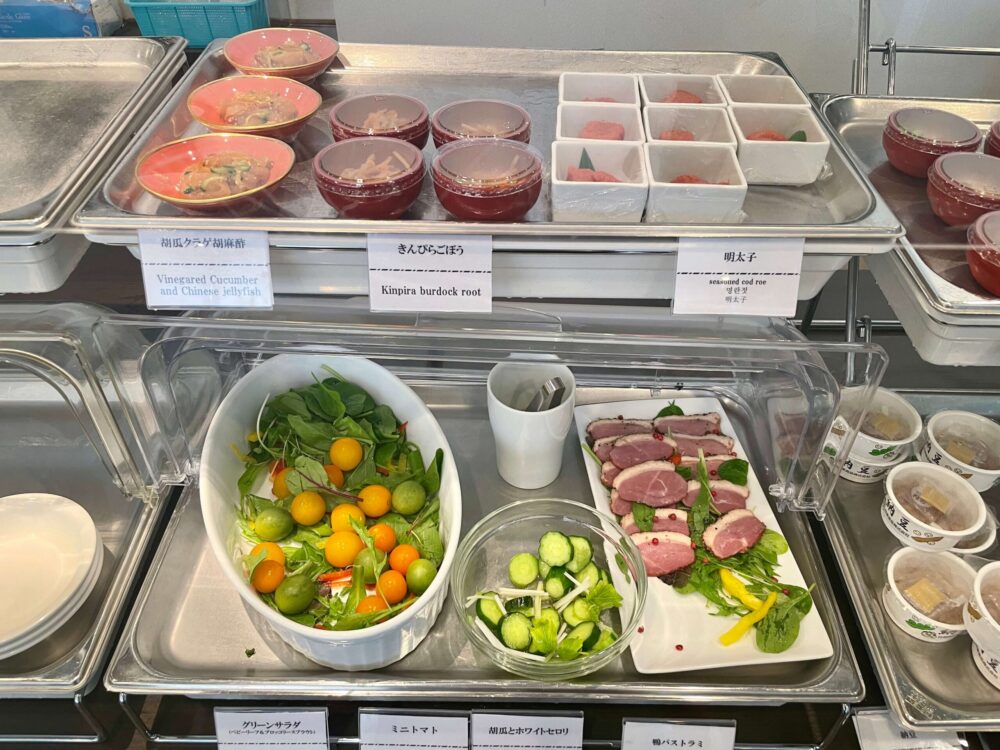 ドーミーインpremium博多 朝食「味めぐり小鉢横丁」とサラダ