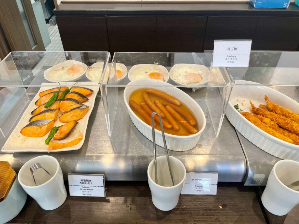 ドーミーインpremium博多 朝食 焼き魚とソーセージ エビフライ