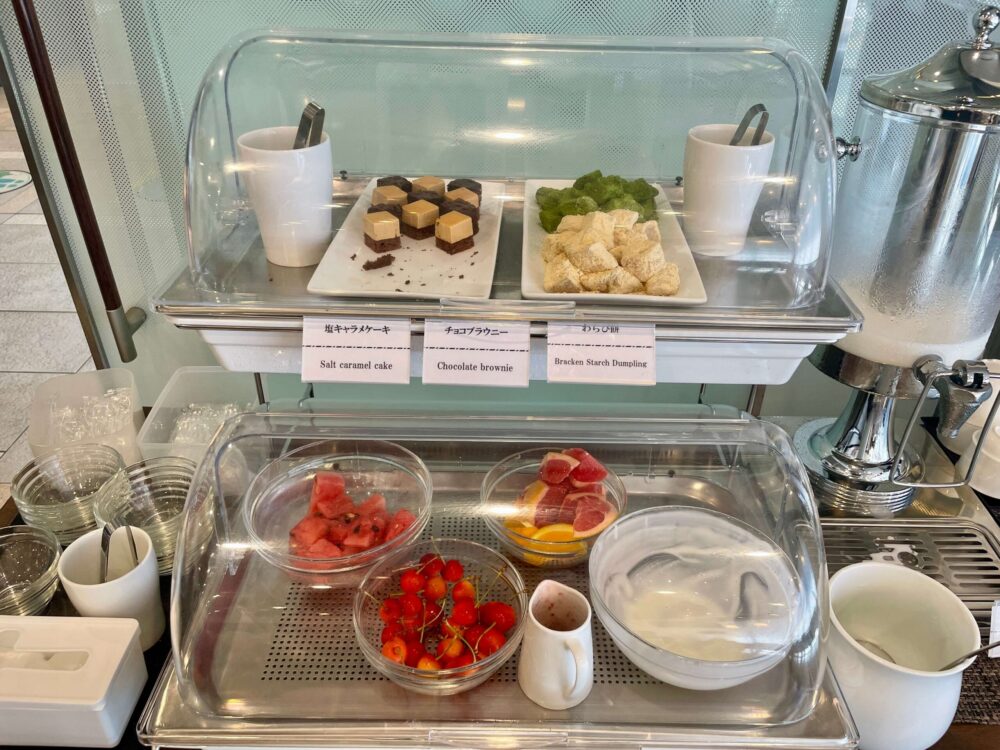 ドーミーインpremium博多 朝食 デザートとフルーツ