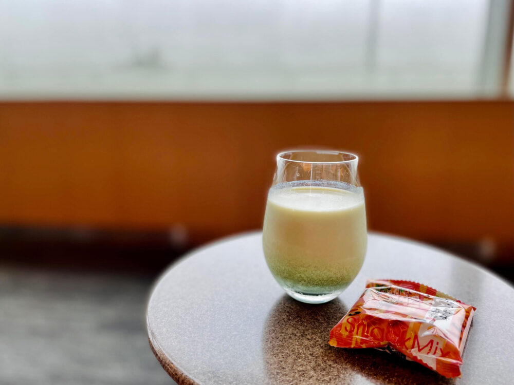 羽田 ANAラウンジ 青汁ミルク