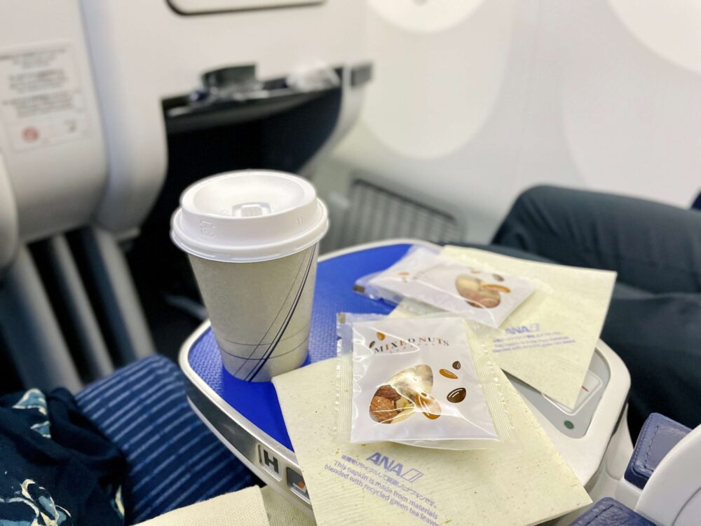 ANAプレミアムクラス ナッツの差し入れ