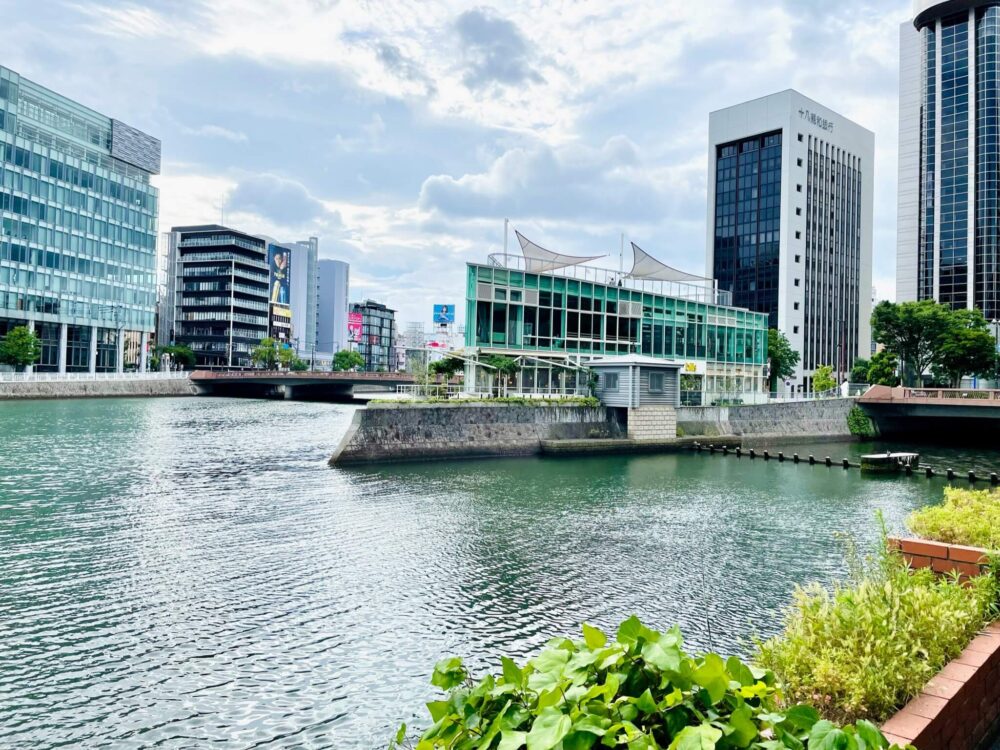 天神中央公園にたたずむ おしゃれ「bills(ビルズ)」