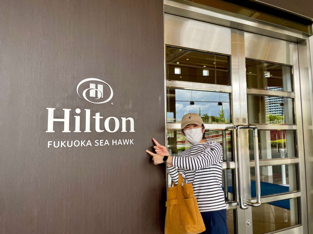 ヒルトン福岡シーホーク エンブレムと記念撮影