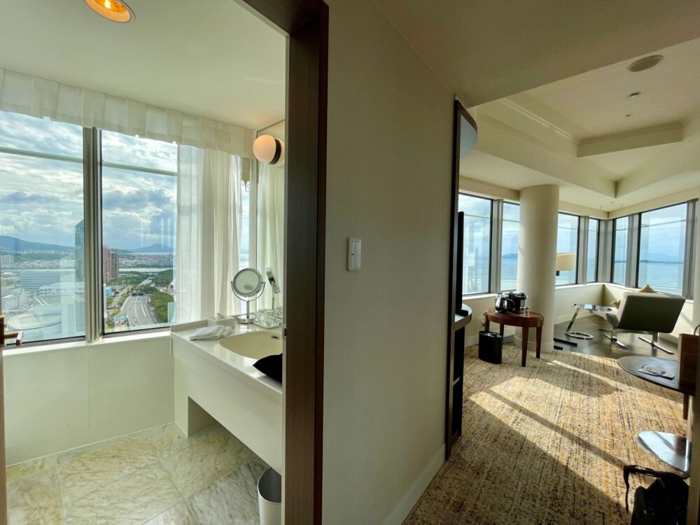 ヒルトン福岡シーホーク パノラミックスイート 浴室と展望フロア