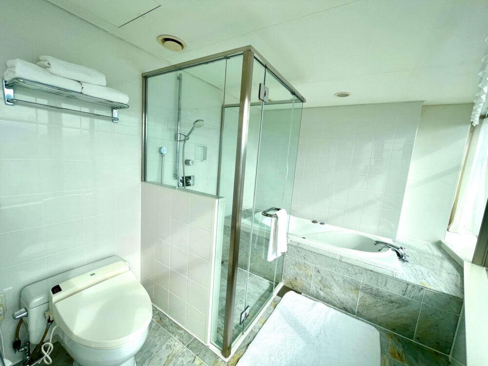 ヒルトン福岡シーホーク パノラミックスイート トイレ シャワーブース 浴槽