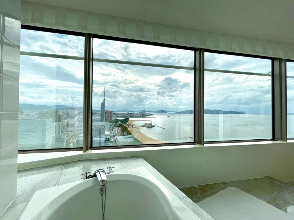 ヒルトン福岡シーホーク パノラミックスイート 浴槽からの眺め