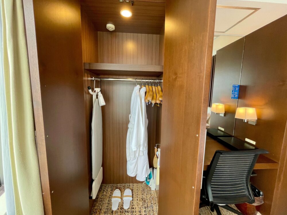 ヒルトン福岡シーホーク パノラミックスイート デスクとクローゼット