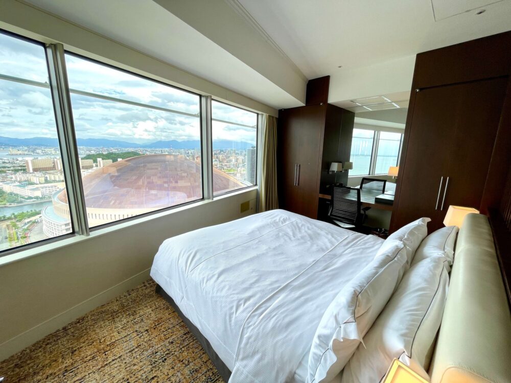 ヒルトン福岡シーホーク パノラミックスイート ベッドからpaypayドームの眺め