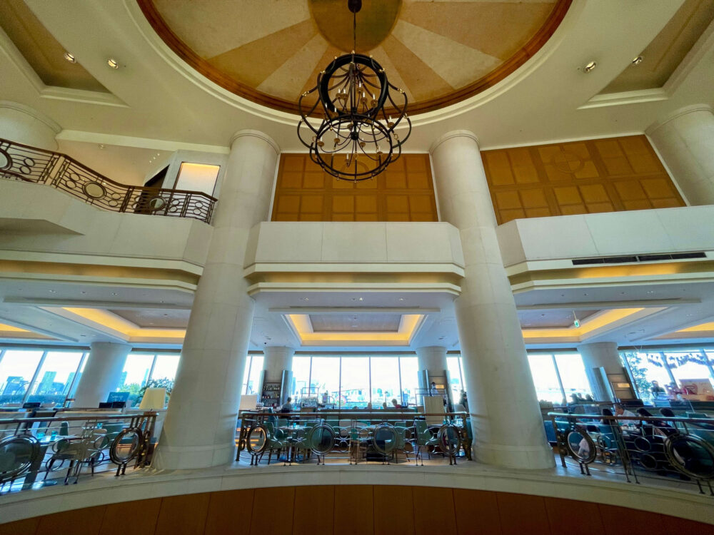 ヒルトンお台場 ロビーから見るシースケープテラスダイニング