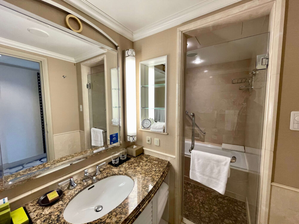 ヒルトンお台場 デラックスルーム 洗面台と浴室