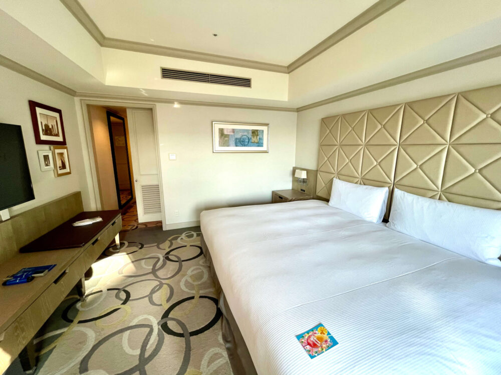 ヒルトンお台場 デラックスルーム 窓側から客室の様子