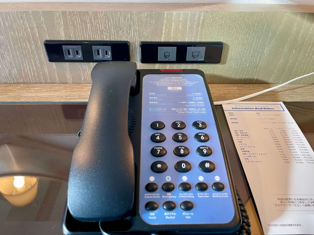 ヒルトンお台場 デラックスルーム デスクの電話