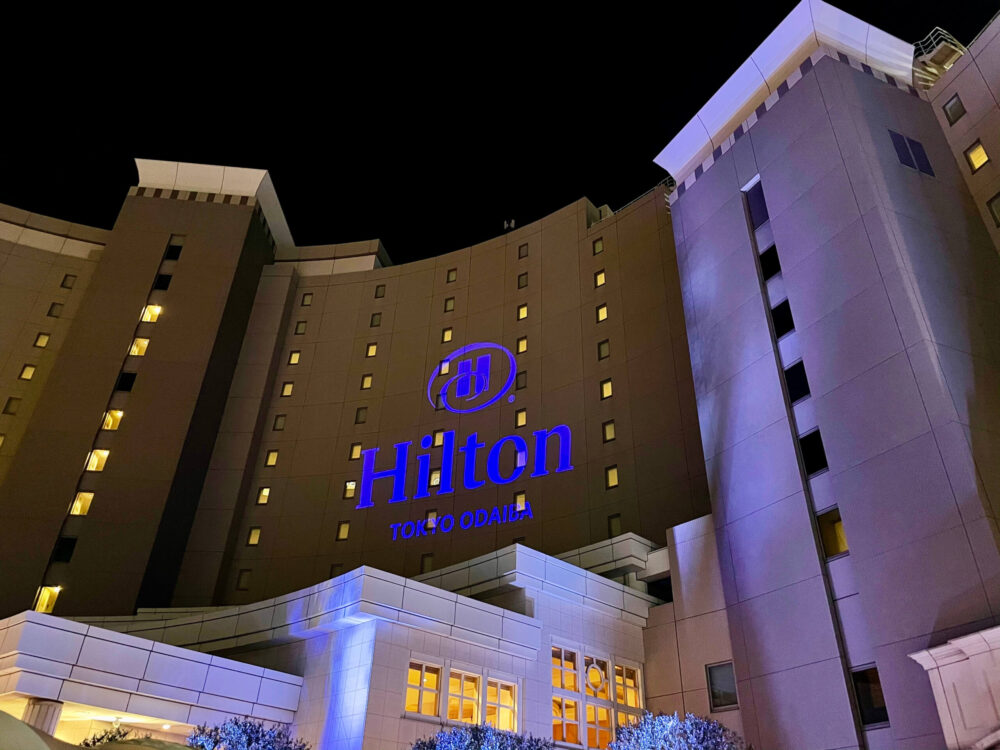ヒルトンお台場 正面エントランス夜の様子