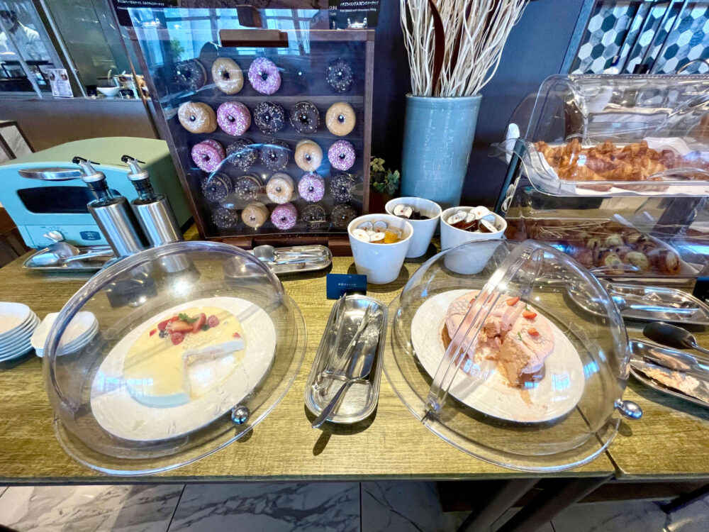 ヒルトンお台場 朝食 ケーキとドーナッツ