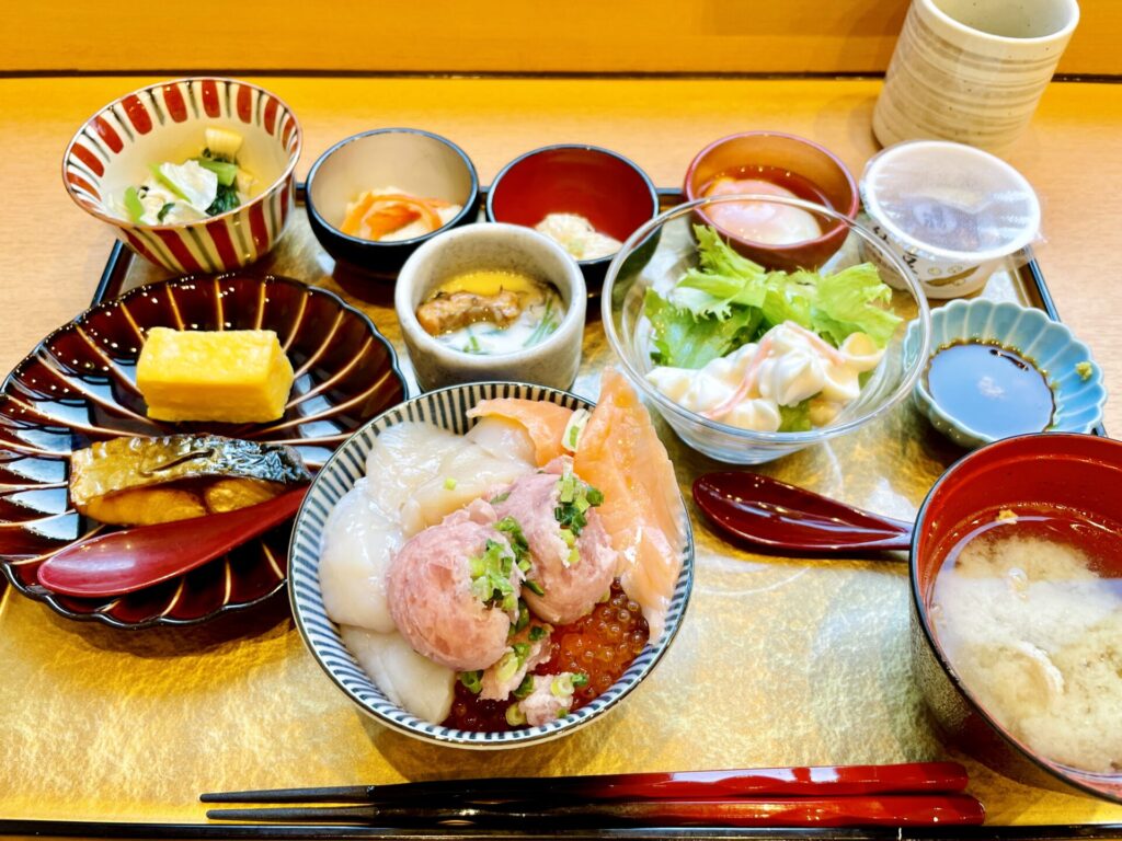 「御宿 野乃 浅草」朝食 オリジナル海鮮丼