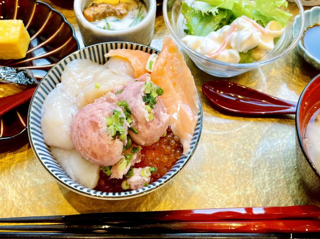 「御宿 野乃 浅草」朝食 オリジナル海鮮丼