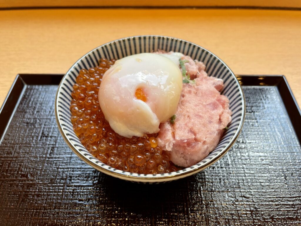 野乃浅草 朝食 ネギトロといくら2色丼 温玉乗せ