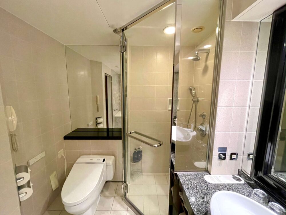 インターコンチネンタル東京ベイ エグゼクティブルーム トイレとシャワーブース