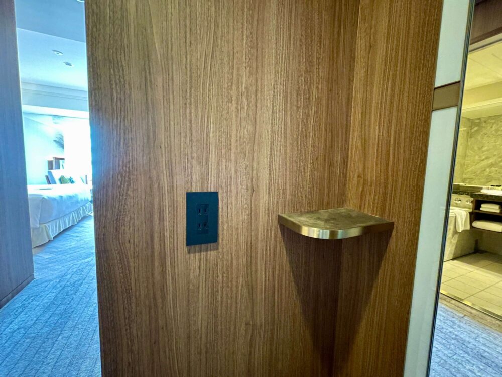 インターコンチネンタル東京ベイ エグゼクティブルーム 入口の小物置き