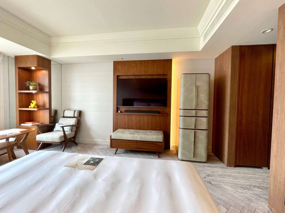 インターコンチネンタル東京ベイ エグゼクティブルーム テレビとミニバーやソファ