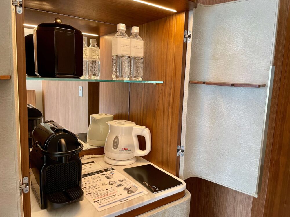 インターコンチネンタル東京ベイ エグゼクティブルーム ネスプレッソとミネラルウォーター