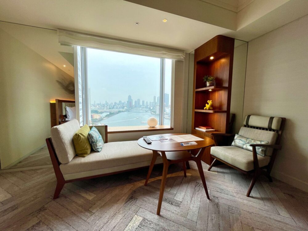 インターコンチネンタル東京ベイ エグゼクティブルーム ソファと眺望