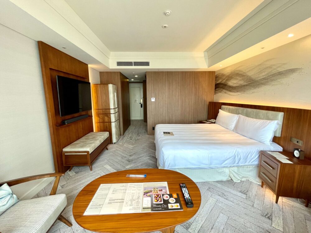 インターコンチネンタル東京ベイ エグゼクティブルーム 窓側から室内の様子